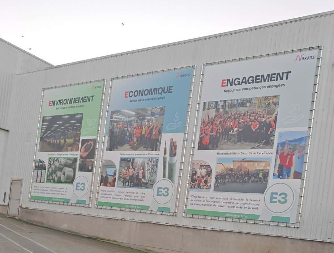 Les bâches E3 installées sur la façade de l'usine Nexans
